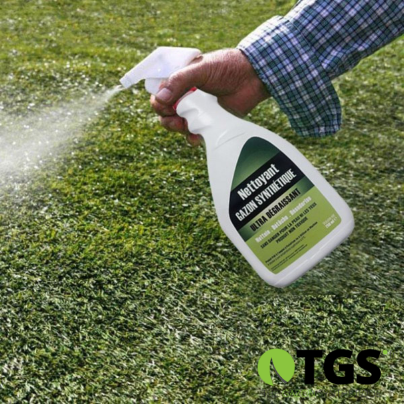 Nettoyant triple action pour gazon synthétique