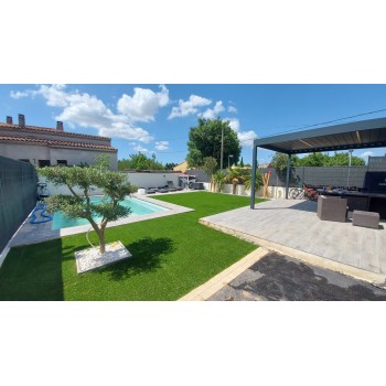 Gazon synthétique installé autour d'une piscine à Marseille.