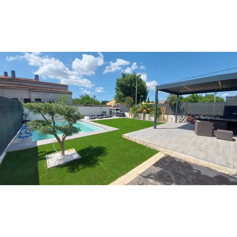 Gazon synthétique installé autour d'une piscine à Marseille.
