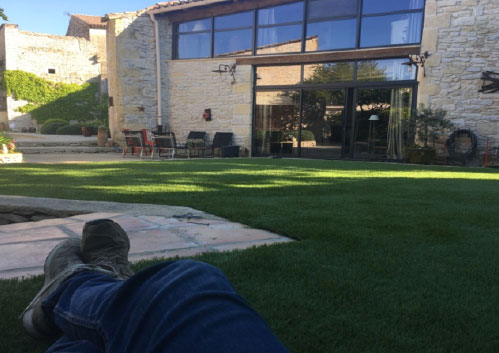 Installation gazon synthétique 40 mm dans un jardin sur la commune de Orange dans le département du Vaucluse