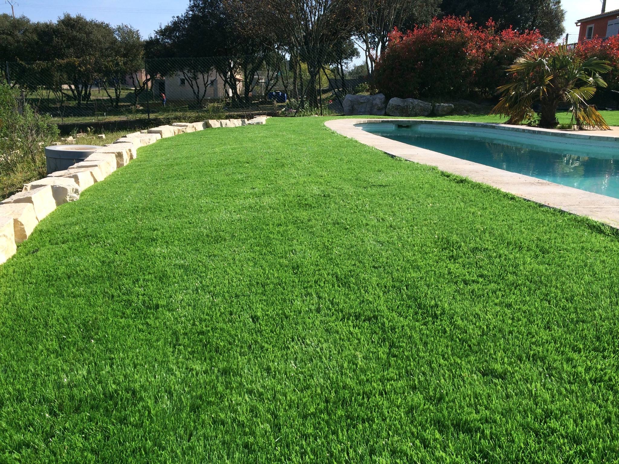 Pose de pelouse artificielle à Dignes les Bains dans les Alpes de haute provence