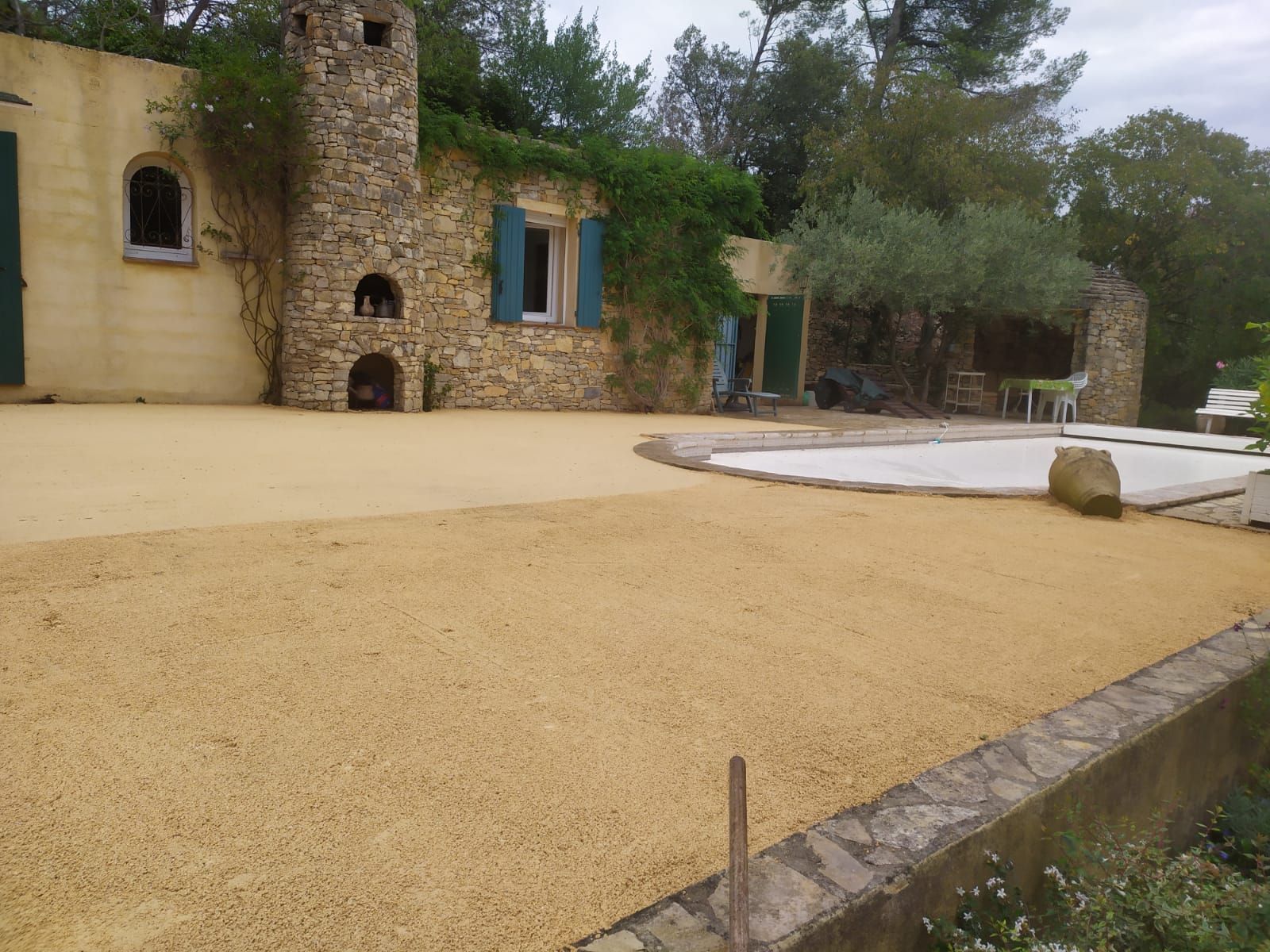 terrassement jardin avant mise en place gazon synthétique à Toulouse 