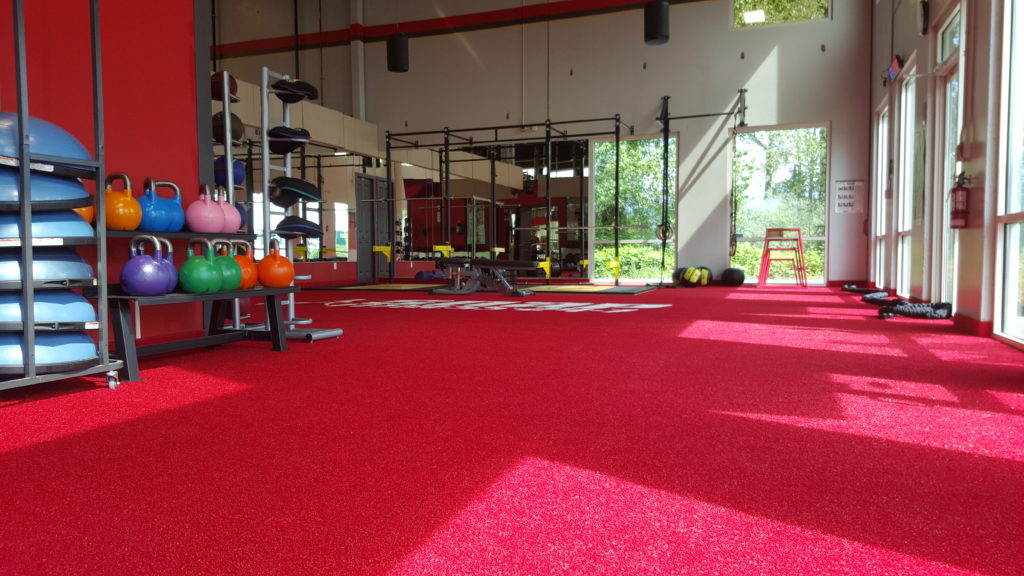 Gazon synthétique rouge pour une salle de sport
