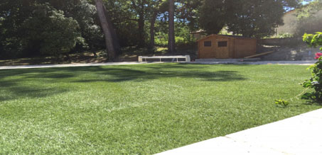 Jardin contemporain avec gazon synthétique sur la commune de Marseille.