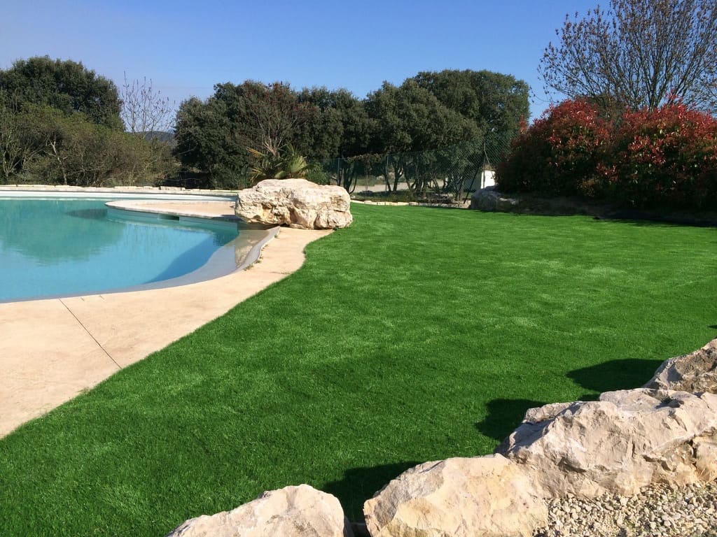 gazon synthétique autour de piscine