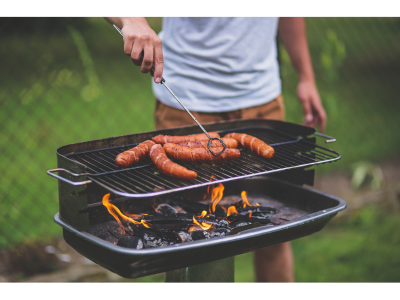 barbecue sur du gazon synthétique
