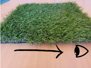 Gazon synthétique avec les fibres inclinées