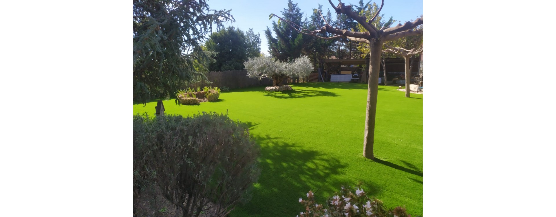 Gazon synthétique pas cher : Un choix malin pour votre jardin, terrasse ou tour de Piscine