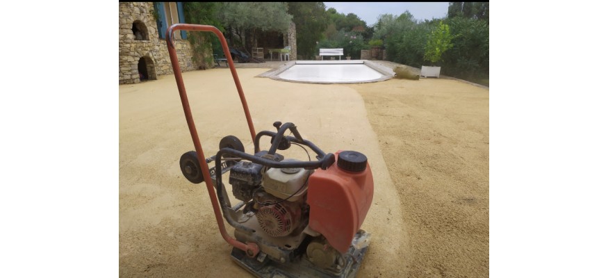 Quelle épaisseur de sable doit-on mettre pour la pose d’un gazon synthétique ?