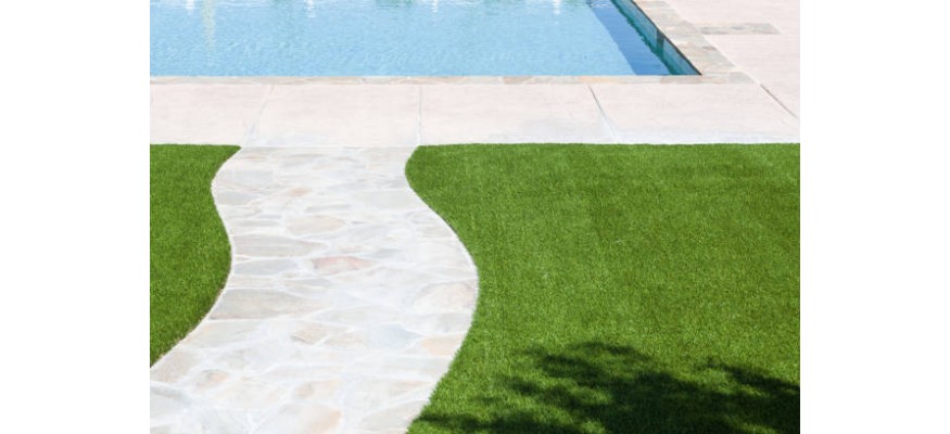 Pourquoi installer de la pelouse synthétique sur un tour de piscine ?
