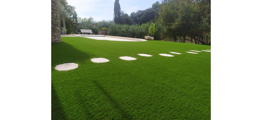 Gazon synthétique au bord de la piscine, bonne ou mauvaise idée ?