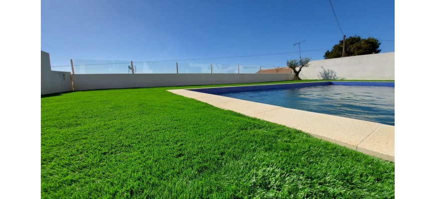 Le gazon synthétique pour embellir le tour de piscine