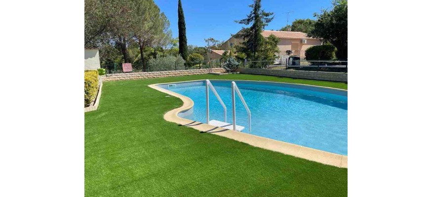 Pourquoi installer de la pelouse synthétique sur un tour de piscine ?