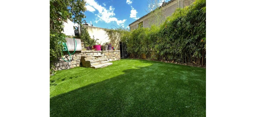 Comment poser de la pelouse synthétique autour d’une piscine ?