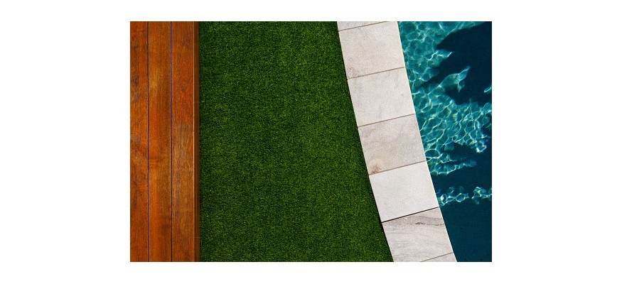 Pourquoi investir dans du gazon synthétique pour aménager le tour de la piscine ?