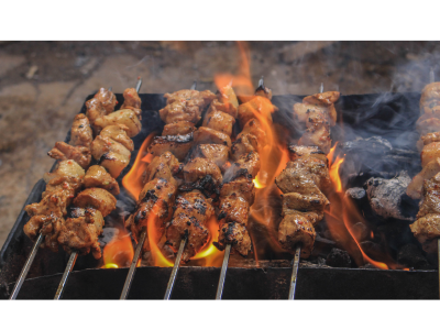 Gazon synthétique et barbecue