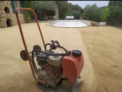 Quelle épaisseur de sable doit-on mettre pour la pose d’un gazon synthétique ?