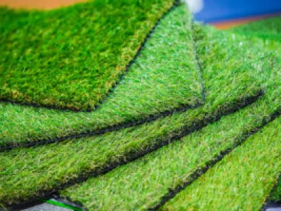Quelle est la différence entre gazon naturel et gazon synthétique ?