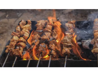 Gazon synthétique et barbecue